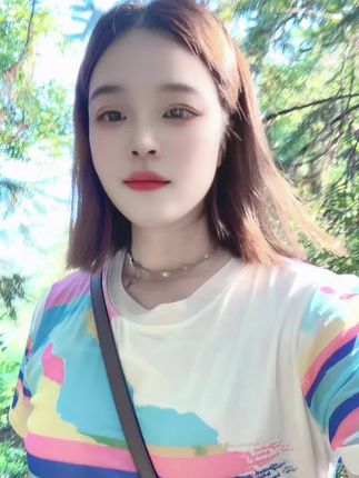 #天然氧吧 #阳光是最好的滤镜 她说爬不动了,我说一点也不累!这就是平常运动和不运动的差别!😎一起爬山运动🌺