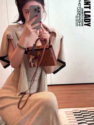 这套穿搭风格雅致,浅米色与黑色搭配简约大方。吊带裙修身显身材,外搭开衫增添层次感,整体设计舒适又不失时尚感,能应对多种场合,展现出温婉又有格调的穿搭效果。#辣妹穿搭 #优雅气质 #通勤搭配 #高级感穿搭 #雷雷之衣