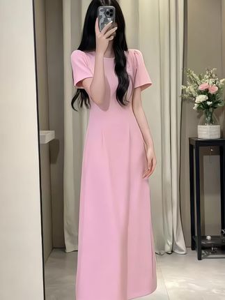 大家可以参考一下,我上身侧面也是很显瘦的,而且里面内衬是牛奶丝的料子,不会说透的,你们放心,他不勒你的肚子不是那种紧贴的,所以说你的肚子是不显的,因为前面有自带这种捏折感,特别显瘦,你看到没有?袖子如果勒紧的话,就显你的手臂很粗了,但他是这么有余量的,就显你的手臂线条会更加好看,而且你们感受一下,好几片的都立体剪裁设计,会显得我们整个人腰线会更加好看,而且会更加显瘦,显腰身比例一点点。#温柔风穿搭 #梨形身材穿搭 #收腰连衣裙 #女人味穿搭 #今日穿搭