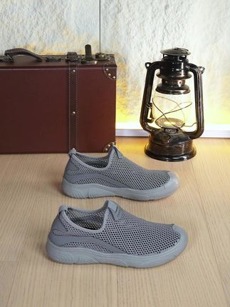 这是一双开车可以穿、上班可以穿、旅游也可以穿的休闲男鞋,一脚蹬穿脱方便,舒适透气不闷脚。#男鞋 #软底软面