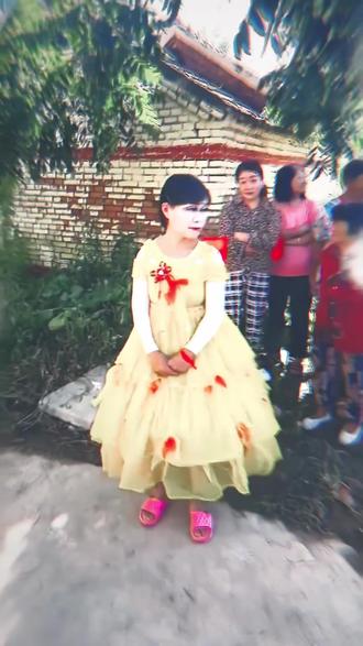 疯子新娘不是疯 2012年10月22号,她和男方结婚,男方接亲的路上出了车祸,不幸的是男方不在了。
他们是2004年认识的,两个人关系非常好,我们经常在一起吃夜市,关系非常铁,结婚的时候我也去了,当然,婚礼非常遗憾,因为男方接亲路上不幸车祸不在了。她们在福永凤凰工业区泽升光电上班认识的,没想到2012年结婚出了这么这么不幸的事,我和她是同事,她现在看的很开,精神没任何问题,他只是幻想男方娶她回家的情景。
她现在在村里整天帮邻居做农活,她精神没任何问题,只是每天穿婚纱出门,说到用情专一,她是我见过教科书级别的。他看的很通透,婆家人,娘家人都很帮助她,只是她不需要,村里每天都会有人给他送饭,送菜,送其他的,村里的人都知道她什么情况,没人说她不正常,她每天都会帮村里做农活,或者干些其他活,不知道的人会因为她穿婚纱误解她,村里都懂她,没人说她,反而很尊重她。他家里现在13件婚纱了,每年都会买一件,而且每天都会穿婚纱出门,一晃都老了,苍天无眼。
对了,她一直在男方家住,男方是独生子,她现在和男方父母一起住,现在男方父母也不在了,就只有她自己了。她现在只为等男友回家,我没事也会过去看她#疯子新娘 #爱笑的人运气不会差 #新娘造型