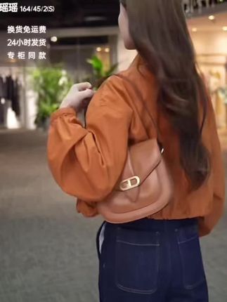 短款衬衫式外套,秋日里的一抹亮色,抽绳设计,穿出完美身材比例,个性又减龄#薄款外套 #秋日穿搭 #穿搭 #深呼吸女装 #同城好店推荐