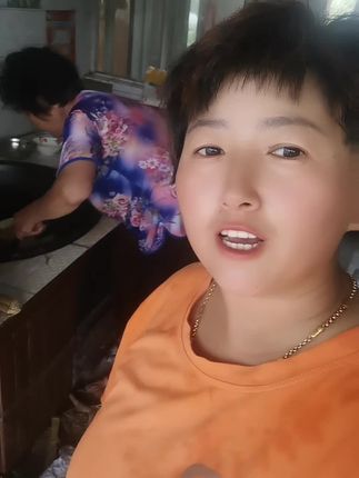我妈今天裸韭菜盒子,我告诉大家伙一个秘密,俺家这款爆炸盐非常好用,冷水不用热水,衣服一样洗的特别干净。