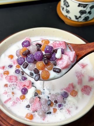 外面一份十几块 自己在家做又实惠又好吃 料超足 冰冰凉凉的太好喝了#夏日甜品 #自制芋圆水果捞 #夏日必备 #多彩芋圆