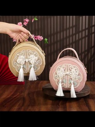 带宝贝出去玩耍,带上这款超火古风包,拍照打卡多美美的,每个小公主都应该有的国风小包包,亲手做送给我的小公主!我的闺女我来宠#diy包包 #手工包包 #手工diy编织刺绣包包 #新中式百搭小圆包 #材料包斜跨包单肩手提复古