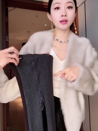 搭短裙配长靴露出纤细脚踝,搭大衣配马丁靴藏住保暖小心机,通勤穿西装裤内搭也隐形不臃肿。哑光质感高级不反光,黑色、中灰等基础色适配衣柜所有上衣,机洗多次也不起球、不变形,性价比直接拉满。#强烈推荐 #女装穿搭 #无限回购的宝藏单品 #百搭显瘦 #显高显瘦穿搭