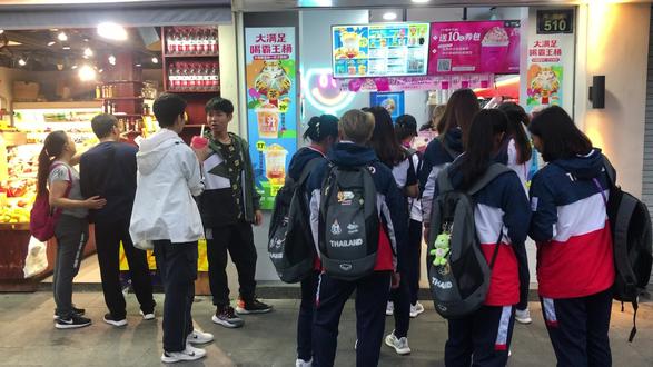 亚运会运动员来河坊街新时沏喝奶茶啦!还不快来偶遇!#我为亚运打call