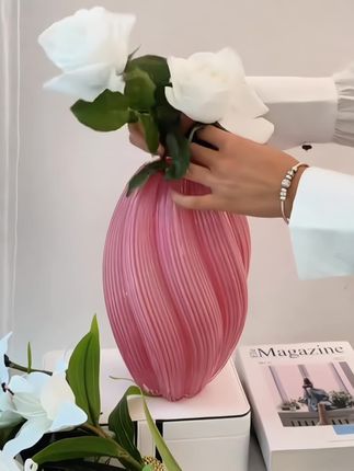 北欧风粉色麦芽糖花瓶 ,螺旋不规则扭曲玻璃花瓶,现代酒店民宿花瓶摆件、家居装饰品花器#花瓶插花#麦芽糖花瓶#花艺软装#水培植物#爱生活爱养花