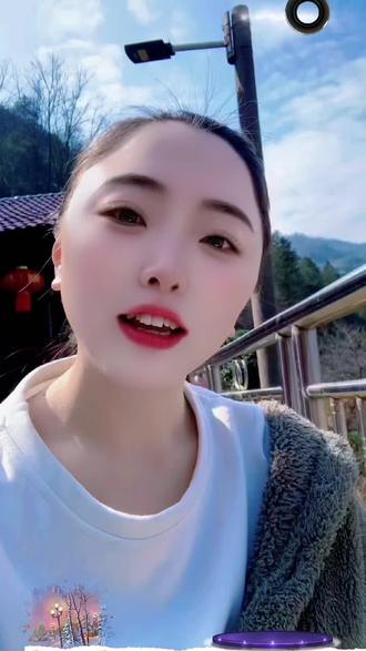 过年回到家教老人们用AI豆包解决生活的难题
假如老人们看不到食品包装袋上的字,只要点开豆包和豆包打视频电话视频对准视频的文字,豆包就会把相关资料念给老人们听。如果老人有什么疑问和豆包打电话。把问题说给豆包听,豆包也会帮老人们提出一些解决问题的建议。#豆包ai##回家第一件事是教爸妈用豆包