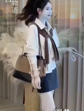这件衬衫真的太适合秋天了,穿上它,你就是整条街最靓的仔!它是经典的条纹设计,非常百搭,而且面料很轻薄,非常适合现在的天气,赶紧入手一件试试吧!#同款 #与众不同 #衬衫穿搭 #衬衫控 #衬衫的多种穿法 @衣香情缘(好物在橱窗)