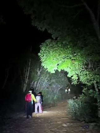 双光源强光头灯 穿透力强 续航持久挥于感应 旋转调焦 久戴不勒头