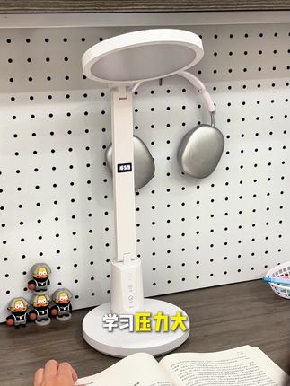 一灯掌控全能桌面!三色温随心切换,清晰时钟与电量显示一目了然,这款大台灯才是效率与氛围感之王。#灯饰照明 #台灯 #护眼灯 #雅格台灯 #爱眼护眼 M