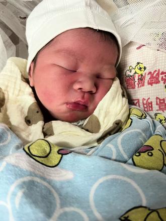 这辈子做过最勇敢的事:生三娃!!!
第三次当妈妈感觉真的不一样三胎心态变化很快知道带娃睡不成整觉已经开始坦然接受了
听见孩子哭也不在那么玻璃心对于育娃
也不在一味的追求照书养
不知不觉原来我已经这么像一位妈妈了..变化这种东西太奇怪了你形容不出来
但你就是知道已经不一样了虽说两个孩子都是自己生的心态却截然不同
老大陪我走过了初为人母的束手无策老二陪我经历再为人母的熟能生巧老三的到来让我的人生锦上添花三种感觉不同但爱相同
我开始在枯燥的生活寻找快乐
已经慢慢接受两个孩子带给我的一场更接受了自己是三个孩子“妈妈”的身份现在我的心态变得很坦然
也时常庆幸自己生娃任务完成了
接下来就是把娃养大熬过最难的三五年娃长大后
我继续做自己
归来仍是一条好汉!#࿆࿆最简单的幸福就是陪伴 #三胎 #幼崽成长记