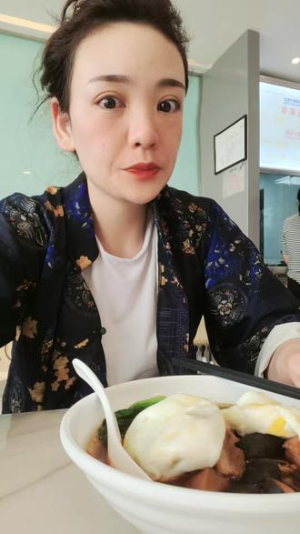 #再忙也要记得吃早餐 #抖音美食推荐官 #旅行vlog #美食探店 南航明珠休息室的自助早餐,多加面多加蛋,顺畅又浪漫