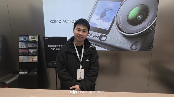 大疆手持设备内存卡安装保姆级教程!
卡槽位置认准👉侧面小凹槽,轻轻一扣就弹开
内存卡金手指朝下,对准缺口推进去,咔哒一声就稳了
新手也能一秒搞定,再也不怕拍一半提示没内存!
#大疆 #手持云台 #摄影干货