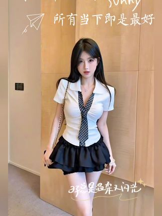 姐妹们都去穿这套学院风穿搭,假两件上衣加蓬蓬裙真的好甜啊!上衣是这种假两件的设计,领口还做了很特别的剪裁,搭配蓬蓬裙一套,减龄又少女,日常约会穿都好好看啊!#减龄穿搭 #日常约会穿搭