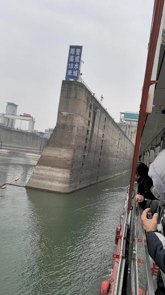 三峡大坝水涨船高的全过程