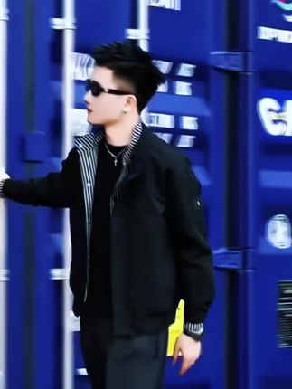 这件火爆全网的假两件拼接夹克你一定不能错过!它是二零二五年的秋季新款,设计灵感来源于街头时尚,穿上身就能让你秒变潮人。而且它的面料非常特别,是用两种不同材质的布料巧妙拼接而成,这种独特的拼接方式让整件衣服显得更加洋气,喜欢的朋友赶快点击下方链接购买吧!