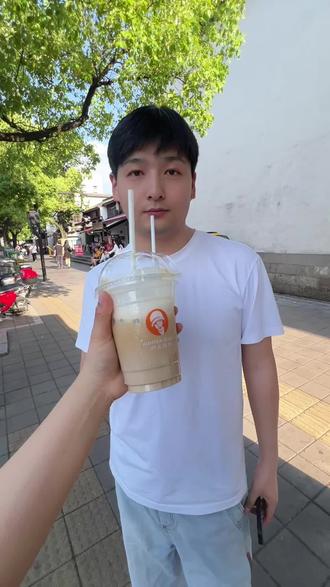 四重香椰玛奇朵,沪上阿姨新品很好喝! 沪上阿姨出的新品咖啡,帮你们测过了,真的好喝!
#沪上阿姨 #沪上阿姨摩登咖啡 #四重香椰玛奇朵 #胖虎的贪吃日记 #夏天就要喝冰饮