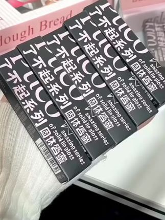 这真的不是唇纹熨斗吗?近期有网友投稿,冬天嘴巴实在太干了,涂口红怎么涂都是个大灾难!直到被种草了这个唇冻,上嘴超滋润,随便抹几下就能拥有这种果冻唇,而且还不沾杯不掉色,简直是沙漠大干唇的救星!现在博主都快用空了,赶紧给自己也安排上。@DOU+小助手 @DOU+好生意