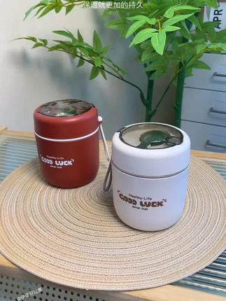 #这款早餐杯真的太适合我了,它是三零四不锈钢的内胆材质,非常容易清洁,还自带小勺子,不管是当早餐杯还是下午茶杯都合适。它还有个提手的设计,外出也很方便携带,特别适合爱美的小姐姐、上班族和学生党用。