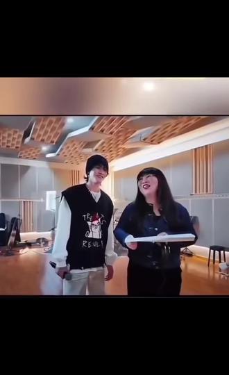@肖肖主持人 姐妹,你是真厉害👍🏻你不但接的住,还能扶得住#,虽然但是😂😂😂多少有点冒昧了哈😂😂😂#创作者中心 #创作灵感