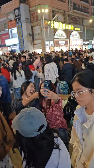 #人潮拥挤的夜市
“如果没有他你还爱我吗”