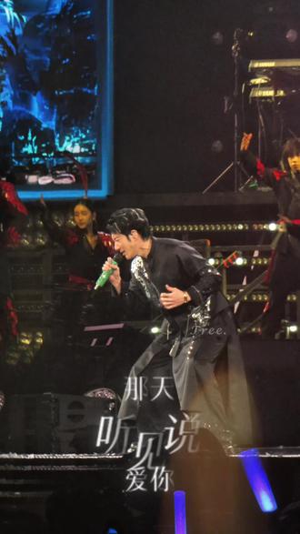 真的好喜欢他这一身🥺😭😭
新中式(这是吗?太好看了
这场其他的造型也很好看
但是这一身俺最喜欢😭😭
“你单纯 我迷惘”
那个地方的小表情好可爱
反复看好多遍hh
又一首经典之作!
「最好的地方」歌单的传唱度好高
轻而易举地就能做到首首全场大合唱
真的好厉害wwww
好喜欢看他和大家互动
沉浸在音乐里的状态好有魅力
能找到并坚持自己热爱的事情真的很好
💛💚❤️
#神级现场 #王力宏 #心中的日月 #最好的地方 #王力宏演唱会