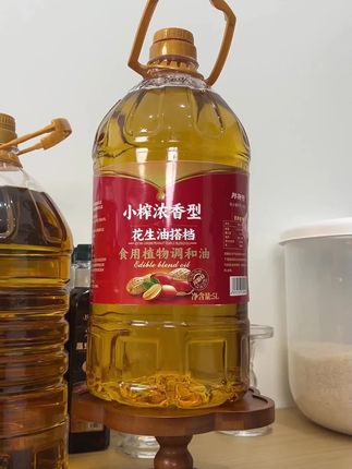 精选花生,黄金配比调和成油。炒菜时香气扑鼻,入口丝滑不腻,食材本味在花生香中层层绽放,每一滴都锁住浓郁醇香,让家常菜秒变美味,厨房里的香气魔法师!#花生油#花生#油#口感非常好