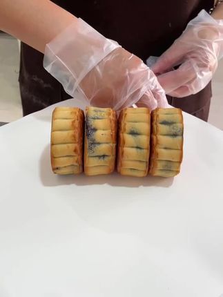 本地人推荐的传统糕点真的是太太太好吃了😭 #老式糕点 #豆沙月饼 #中秋月饼 #月饼 #月饼礼盒
