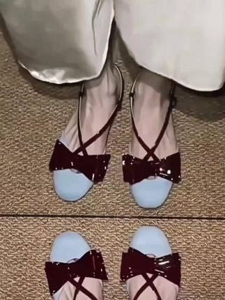 #创作灵感 这款女款夏季凉鞋为软皮材质,采用复古包头与拼色设计 。圆头款式,带蝴蝶结装饰,一字扣带搭配粗跟,舒适又时尚。#凉鞋 #粗跟凉鞋 #舒适百搭 #好物推荐🔥