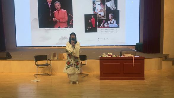 荀派花旦索明芳表演京剧红娘叫张生选段水袖舞