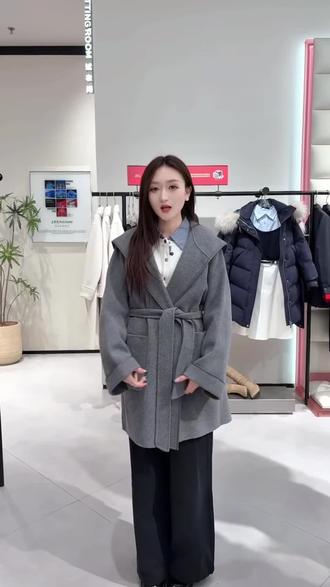 超级软糯的西西里浴袍大衣 🧥 在阳光下显得温柔又高级 浴袍大衣:A1AAF4149
不经意间流露从容而独立的气质
#每日搭配 #穿衣搭配 #vlog时尚 #每日穿搭 #大衣