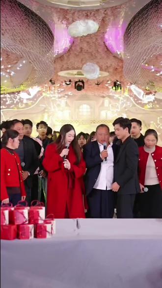 风少爷的爸爸最后感谢贵人的时候整得鼻子酸酸的 懂得都懂@花小磊 @风少爷AK(12月9日云南举办婚礼)