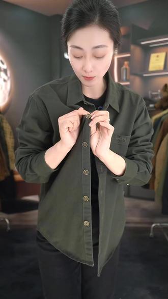 穿上这件吉普衬衫,轻松应对秋日凉意! #春日少年感衬衫穿搭 #jeep男装