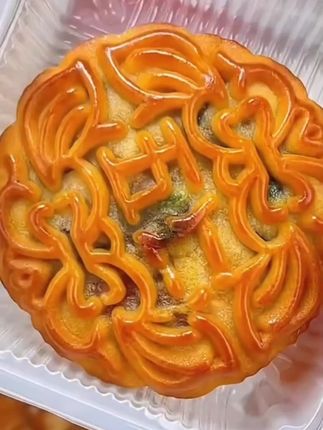 老式经典五仁月饼,真的太好吃了,掰开就是满满的果仁馅,一口咬下去酥软香甜,还是小时候味道#老五仁月饼#月饼推荐#太好吃了#中秋节#大人小孩都爱吃