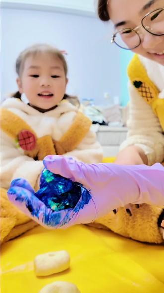 今天降温了没地方去,在家用100克面粉给娃做好玩的橡皮泥,特别简单#可爱萌娃 #亲子游戏diy #玩具 #亲子手工