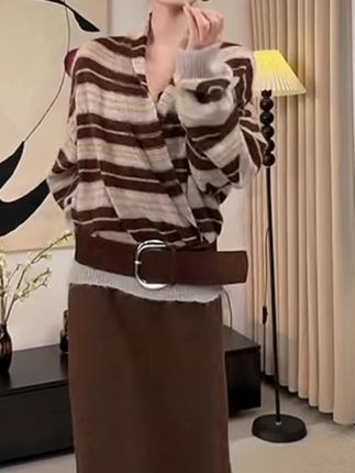 姐妹们快看我挖到的宝藏套装!条纹长袖上衣搭配同色系半身裙,上身真的太温柔气质了!软糯舒适的面料,贴身穿超舒服~经典条纹设计超百搭,宽松版型遮肉又显瘦,裙子垂感很好,走起路来仙气飘飘的!日常通勤约会穿都合适,喜欢的姐妹赶紧冲呀!