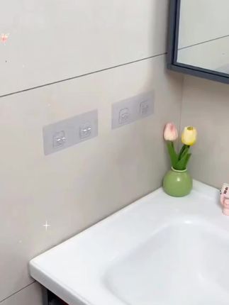 还在为卫生间的杂乱无章而烦恼?快来试试这款免打孔浴室壁挂置物架,堪称洗漱台墙上的收纳神器!   无需打孔,轻松上墙,完美解决了不想破坏墙面的困扰,租房党和家居族都能放心使用。强力粘胶或吸盘设计,牢固无比,承重超强,再多的洗漱用品都能稳稳承载。   多层合理布局,空间利用超高效,牙膏牙刷、洗面奶、沐浴露等各归其位,拿取方便又快捷。防水防潮材质,无惧浴室的潮湿环境,持久耐用,历久弥新。   外观简约时尚,轻松适配各种装修风格,为浴室增添一份精致与格调。有了它,让你的卫生间瞬间告别凌乱,变身整洁有序的舒适空间。   #卫生间置物架 #免打孔 #收纳神器 #浴室好物