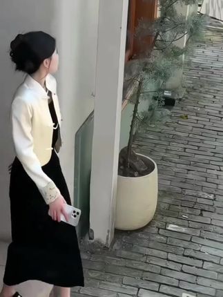 姐妹们快来看看这套衣服,它是今年的新款设计,穿上身既时尚又休闲,而且还是宽松的版型,上身后特别显瘦,无论是单穿还是搭配外套都很好看,属于秋天的必备穿搭。#干净系穿搭 #清冷感气质穿搭 #女人气质穿搭 #甜妹风 #穿出高级感