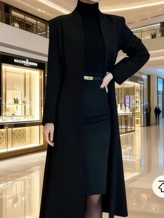 宝子们!谁懂啊!这件黑色套装真的绝了!高领内搭温柔又保暖,外面的长款大衣气场直接拉满,搭配的裙子优雅又显身材,腰带一系,比例好到爆~无论是上班通勤,还是参加一些正式场合,穿上它,你就是人群中最亮眼的存在!喜欢的赶紧冲,错过真的会后悔!#女装穿搭 #女装 #时尚气质穿搭 #时尚穿搭 #时髦穿搭