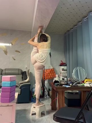 #女生如何保持年轻体态 #好身材练出来 #女款健身运动服装 #高难度动作 每天一练