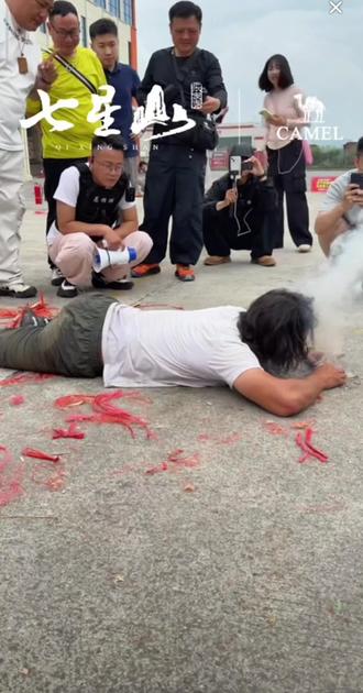 小贝尔不亏是幸运之子 最后一个总决赛名额 成功拿下 #荒野求生 #钻木取火#总决赛