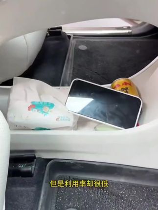 喜提心愿的车门中控下的这个储物盒呢,一定要第一时间装上。原车这里呢,设计了这么大的储物空间,平时东西堆放多了,看起来乱糟糟的不说,行驶途中还会乱窜,产生异响。所以呢,这个升级款的双层储物盒一定要安排上下层,可以储物的同时也不影响充电口的正常使用。原车一比一开磨,边边角角呢都非常贴合,而且呢还做了加高设计,两个颜色供大家挑选喜欢的车门去拍吧!