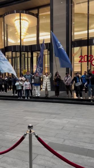 “从湘江到长江,一颗橙子串起两座城。 🌉 永州的果农把最好的橙子送来,南京的球迷用热情和回礼回应。这种‘常来永往’的默契,就是最动人的城市浪漫。”