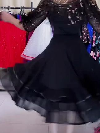 喜欢跳交谊舞的姐妹们注意了,这条新款的摩登舞裙一定要入手,它是专为参加各类舞蹈比赛的选手设计的,采用的是中长款的设计,而且还是半身裙,上身特别好看,平时我们出去跳广场舞的时候也可以穿它,回头率超高的一款舞裙,喜欢的朋友赶紧点击下方链接下单吧!#日常生活 #是时候展现真正的技术了