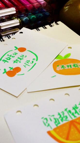 丙烯马克笔画手帐小插画的小思路 适合和我一样只会画简笔画的宝宝们
今天选的是橙子🍊
配色也一样的
我画来都是写书名用哒
做读书笔记的时候会用到
希望大家一起分享交流呀
#今日手帐翻翻看 #当我染上手帐后 #周末丰容计划 #丙烯马克笔 #丙烯马克笔插画