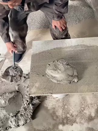 很多师傅都是这样用灰铲在桶里边咬灰咬的勺太慢了,来试试这个小灰勺,一会几勺就搞定,干活增加速度,方便实用,有需要的老铁点开下方小黄车。#瓦工工具 #高性能实用工具 #铺砖工具#灰勺@巨量千川 @DOU+上热门