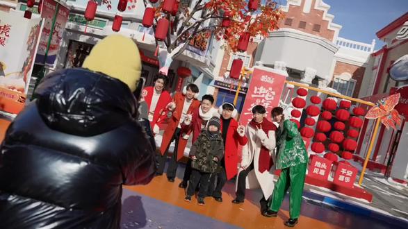 沈阳方特2026马年新春盛典重磅启幕,活动限时2月10日至3月8日,每日11:00-20:00欢乐启航,除夕当日闭园休整。
白天解锁冰雪秘境,网红雪滑梯、趣味雪迷宫尽情撒欢;雪国萌宠奇遇记惊喜上线,狍子、驯鹿、巴布亚企鹅免费互动打卡,解锁冬日治愈时刻。赶大“吉”新春市集开市,美食、演艺、福禄寿喜财NPC齐聚,年味拉满。参宝儿IP首次亮相,人偶互动、快闪舞蹈嗨翻全场。参与园区互动游戏,集齐压岁钱即可抽奖,赢取黄金贴与限定好礼。
夜幕降临,非遗鱼灯花车巡游惊艳开演,赐福花灯点亮夜空。19点迎春盛典民俗开唱,19:30压轴烟花秀璀璨绽放。室内经典项目全线开放,室外项目视天气正常运营。新春预售特惠票99元,开园后调价至180元,1.1米以下儿童免费入园。联营项目自愿体验,这个新年,来沈阳方特,一站式承包全家的年味与欢乐!
#沈阳方特欢乐世界 #沈阳方特鎏金骏马冰雪奇遇 #沈阳方特烟花 #沈阳花灯 #遛娃好去处