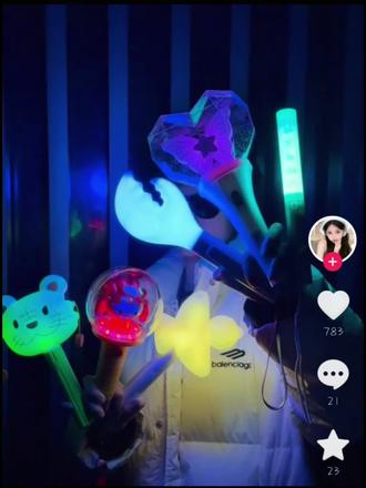 小七想要,小七得到
线下这一块主打一个权威
#再就业男团 #应援棒 #很燃但是不知道在燃什么